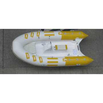 Яркая желтая жесткая надувная лодка длиной 3,9 м